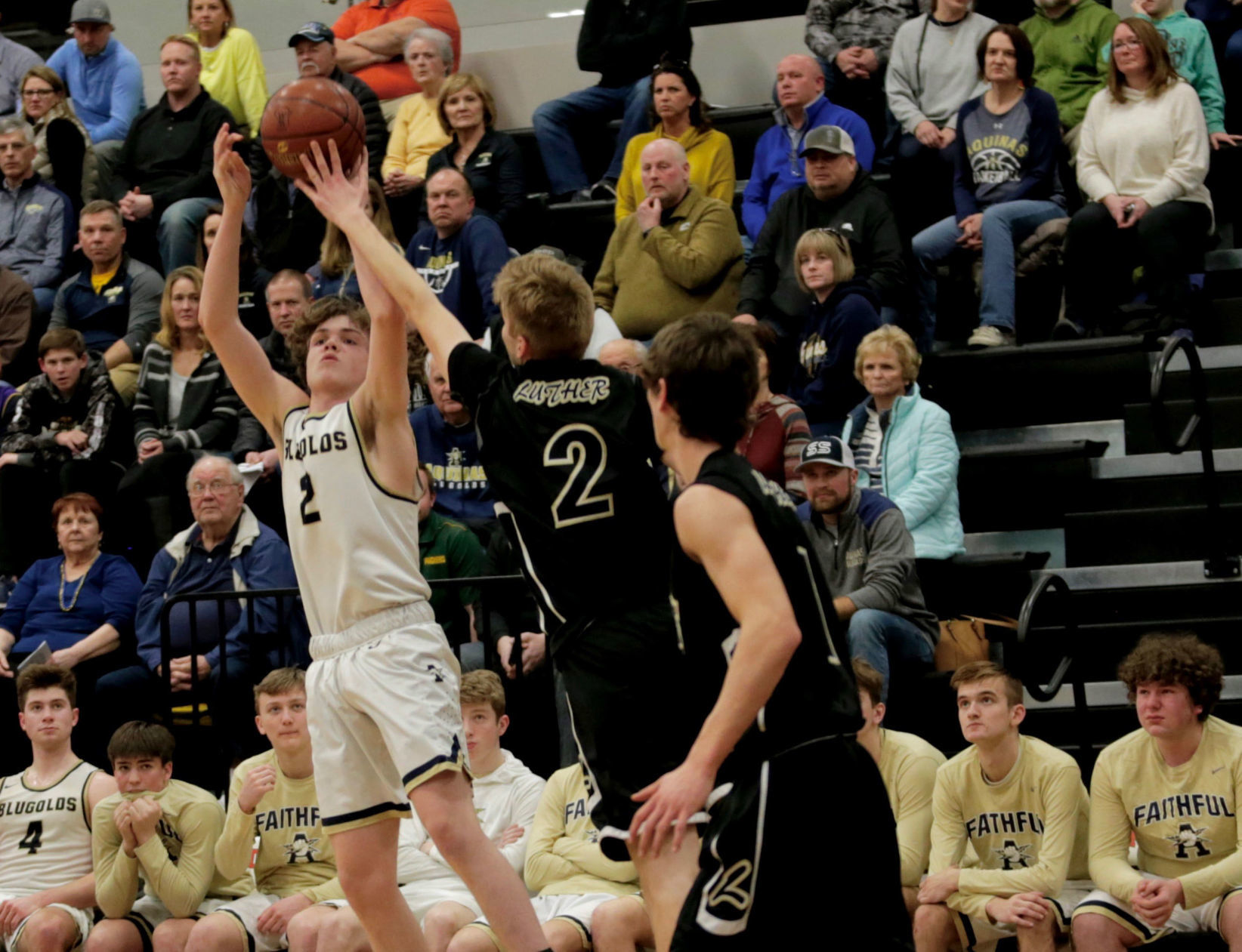 Onalaska Luther vs. La Crosse Aquinas